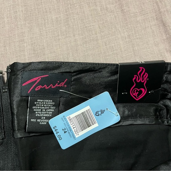 NWT Torrid Black Pencil Skirt Plus Size 24 Business Casual Holiday Party Stretch - Picture 4 of 6